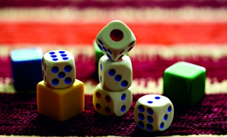 Hraní deskových her v knihovně